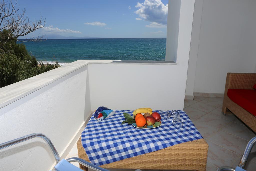 Akrogiali Hotel Plomari ภายนอก รูปภาพ