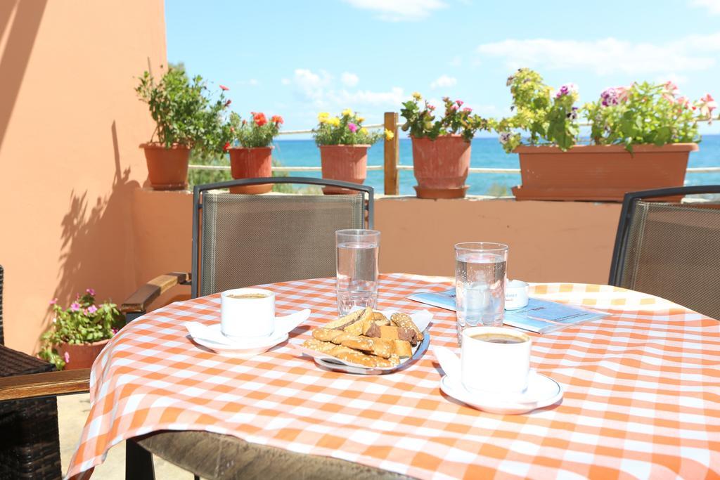 Akrogiali Hotel Plomari ภายนอก รูปภาพ