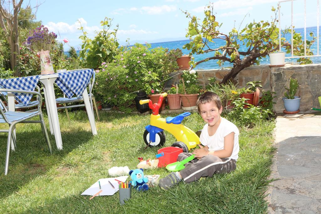 Akrogiali Hotel Plomari ภายนอก รูปภาพ