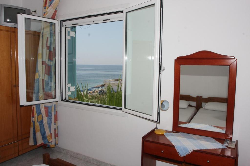 Akrogiali Hotel Plomari ภายนอก รูปภาพ