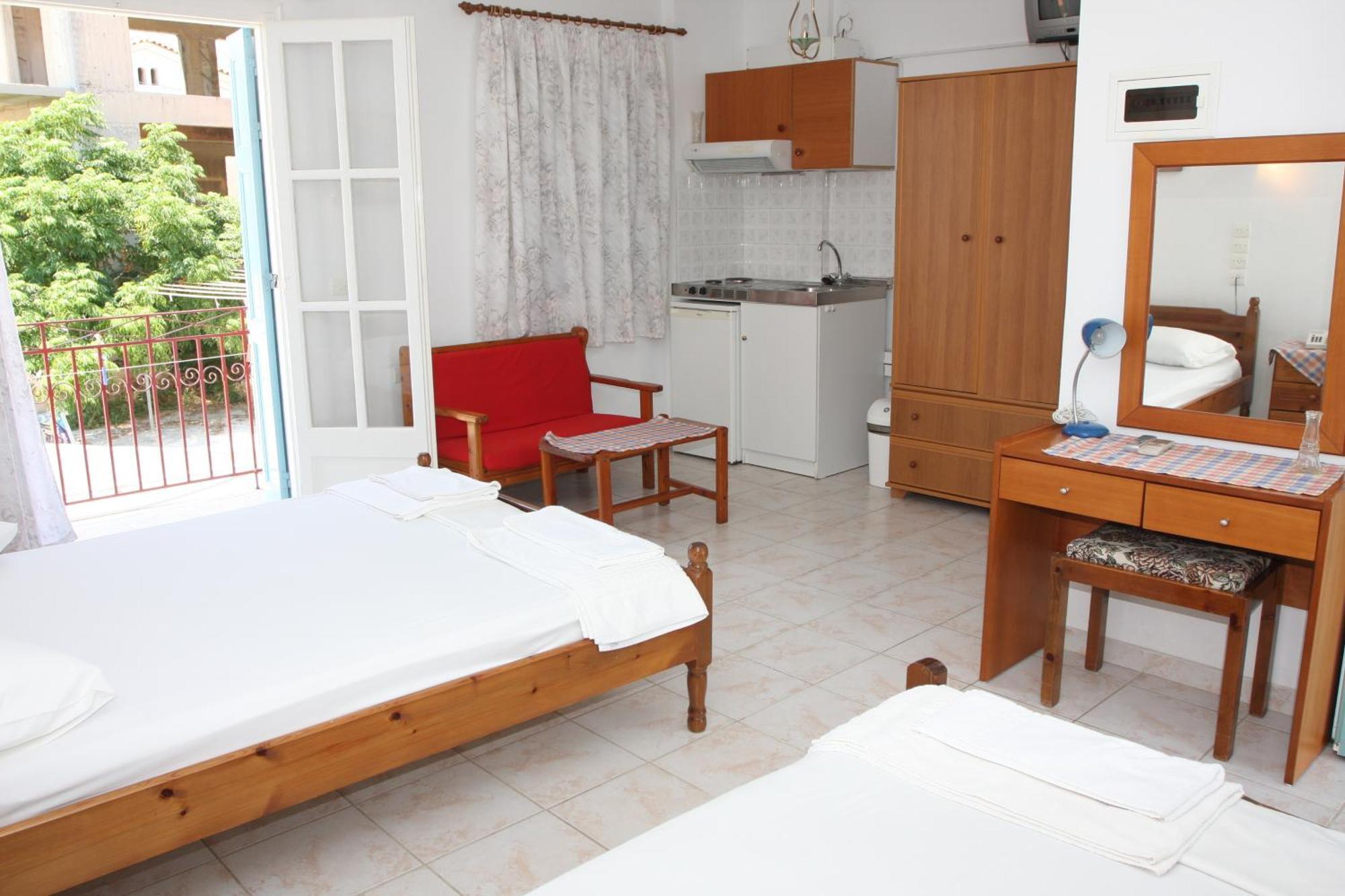 Akrogiali Hotel Plomari ภายนอก รูปภาพ